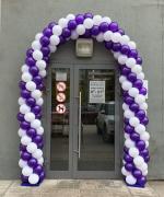 Арка из белых и сиреневых шаров на входную группу SH-100794