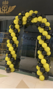 Арка из желтых и черных шаров на входную группу SH-100798