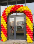 Арка из желтых и красных шаров на входSH-100800
