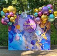 Яркая фотозона 2м*2м на выпускной с шарами